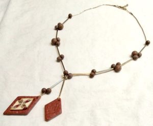 寄木 ネックレス／赤茶（ヴィーガン対応）